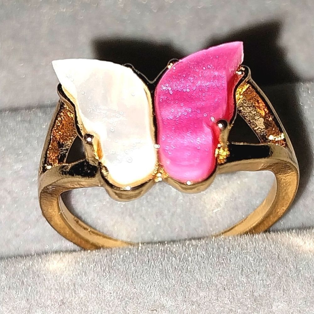 Super cute pink and white butterflyโring sz 7